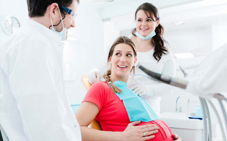 Gingivitis y caries, las afecciones más comunes en pacientes embarazadas